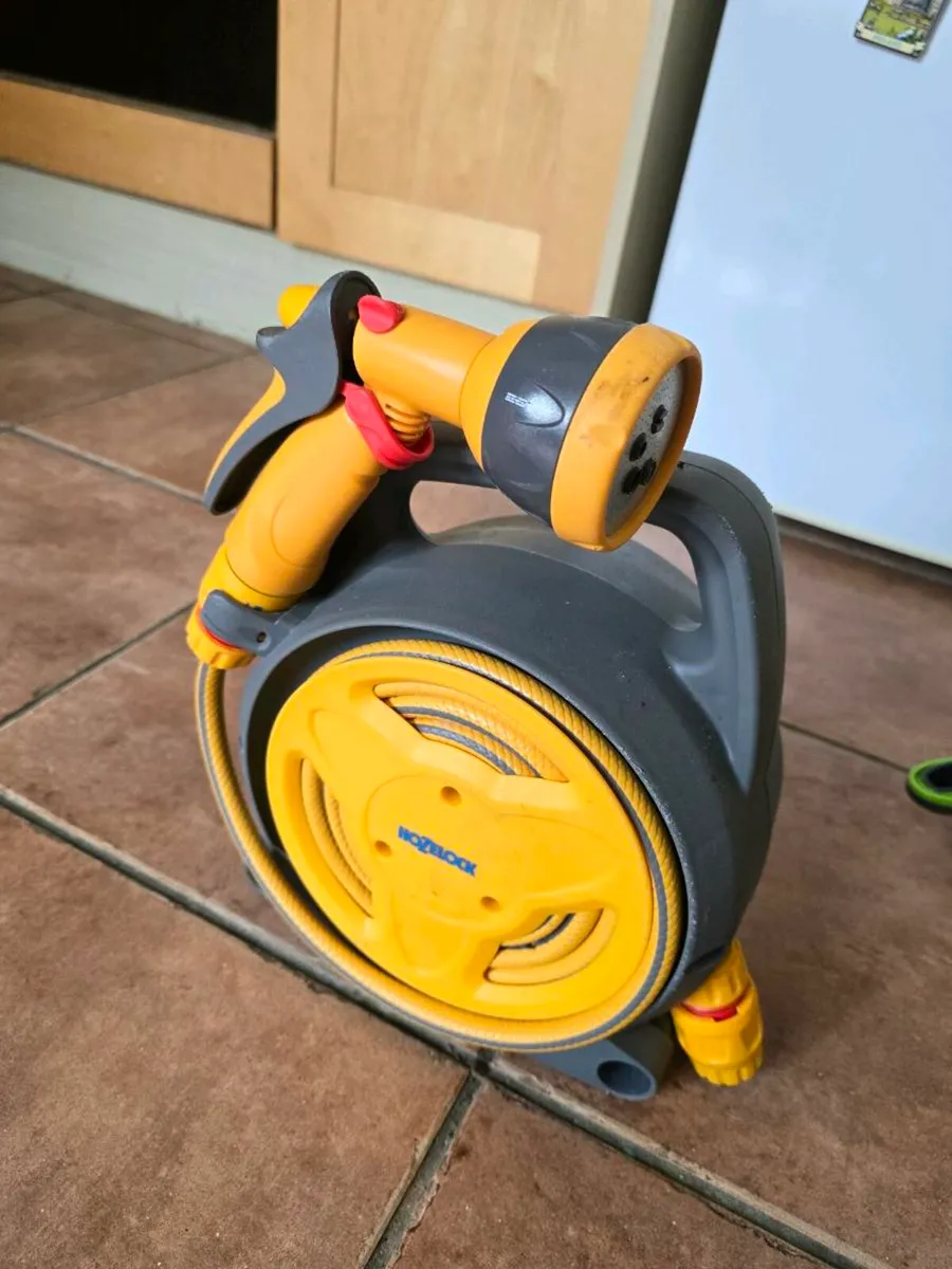 Hozelock Compact Hose Reel with Spray Gun 10 meter - Image 1