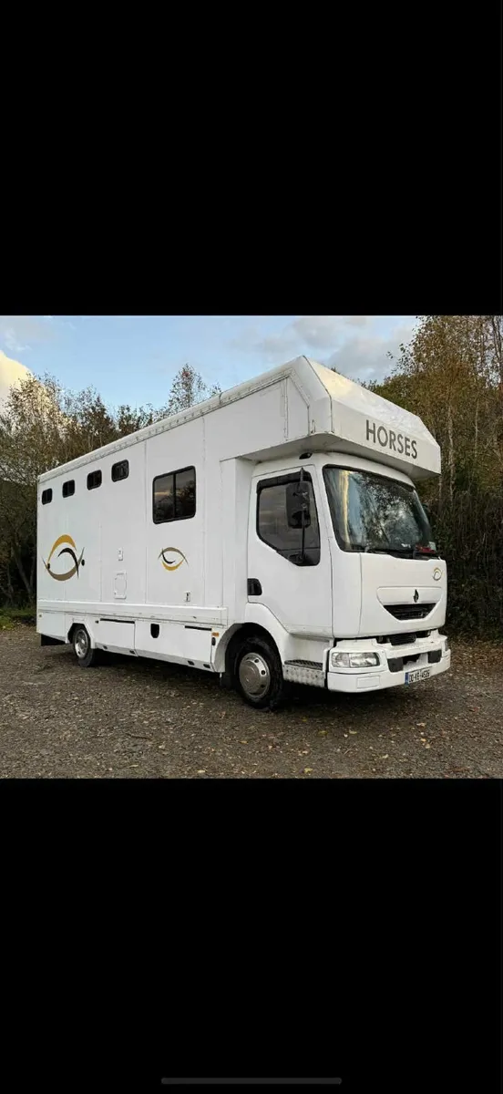 7.5 T 2000 Renault Horse Lorry/Truck - Image 1