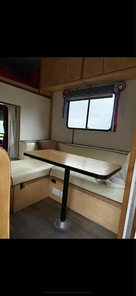 7.5 T 2000 Renault Horse Lorry/Truck - Image 4