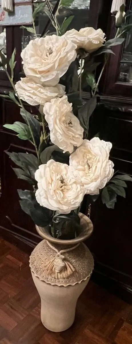 Large display vase and flowers - Image 1