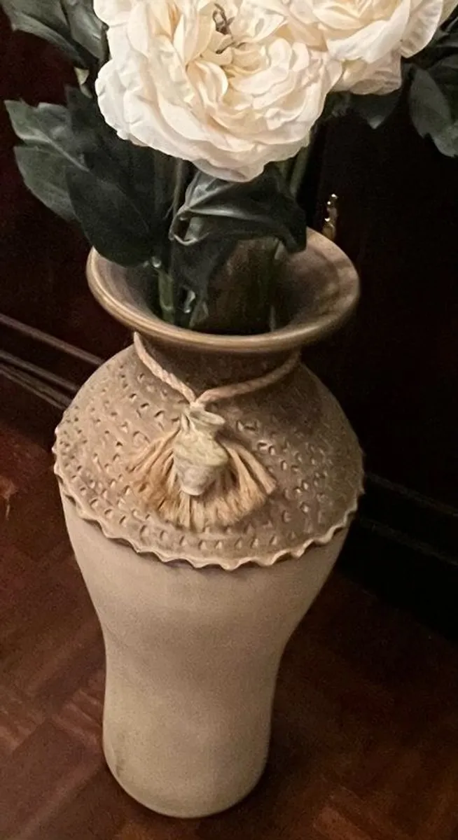 Large display vase and flowers - Image 3