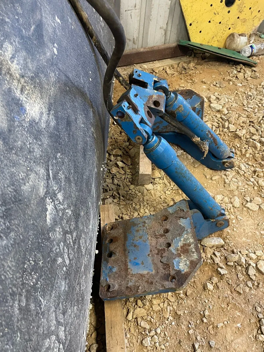 A pair of sister rams to suit Ford tractor - Image 3