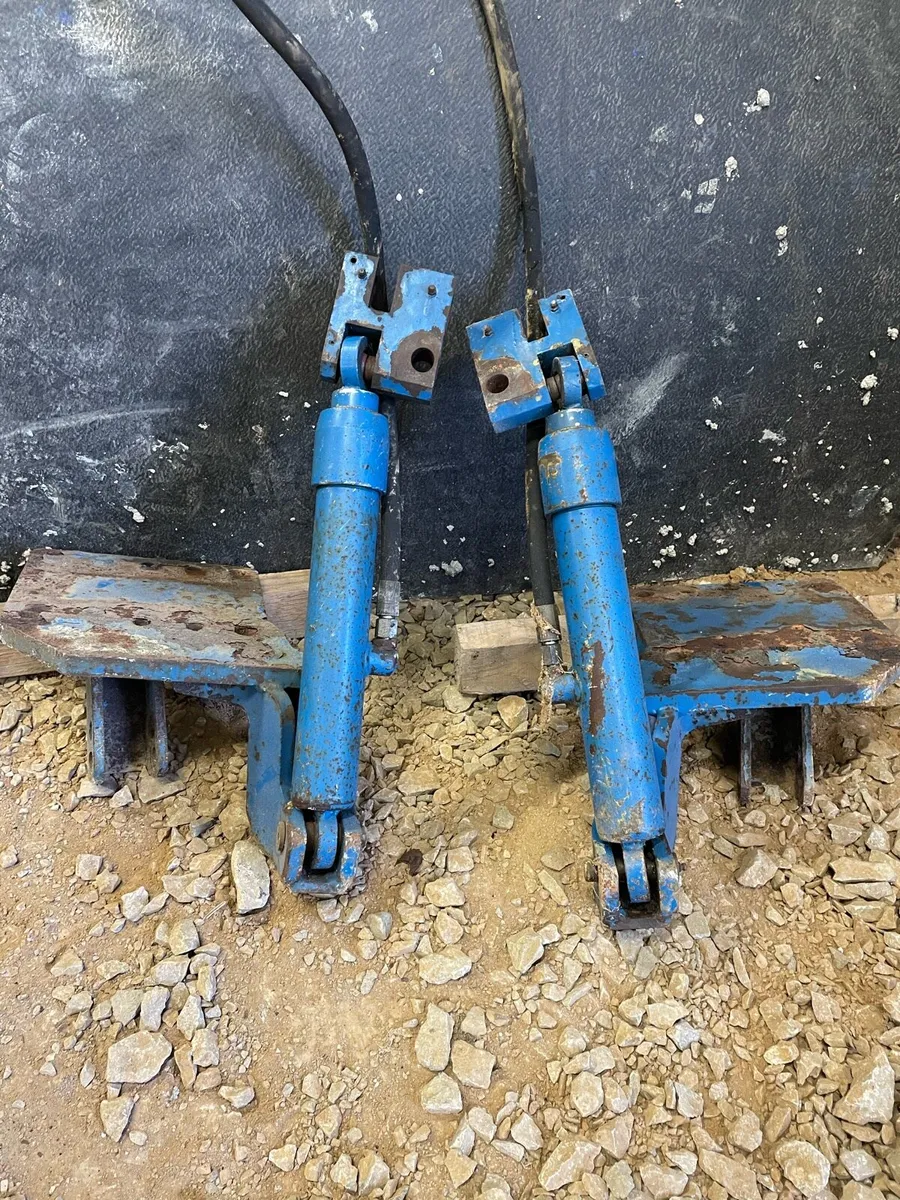 A pair of sister rams to suit Ford tractor - Image 4
