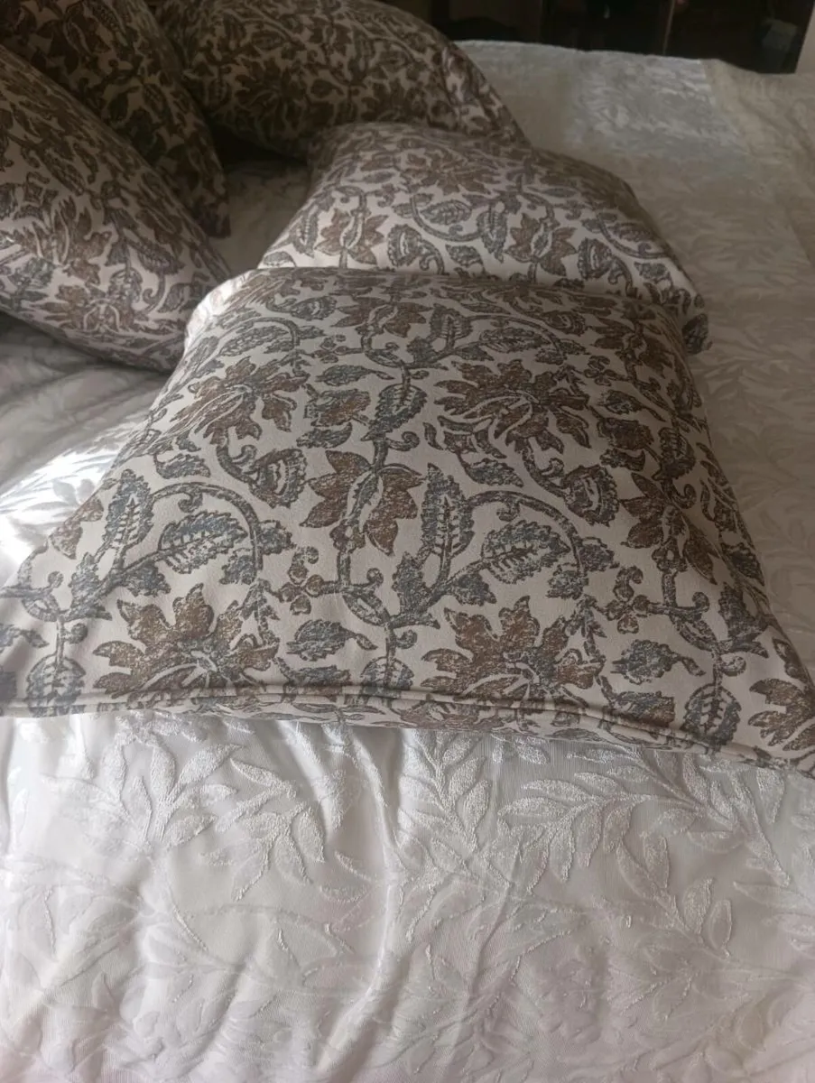 6 beautiful quality new cushions.40lot - Image 3