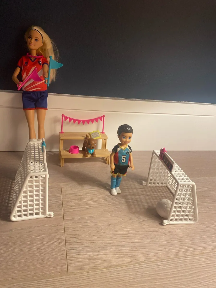 Barbie doll sets and dolls and accessories - Image 3