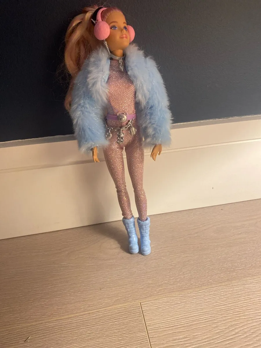 Barbie doll sets and dolls and accessories - Image 4