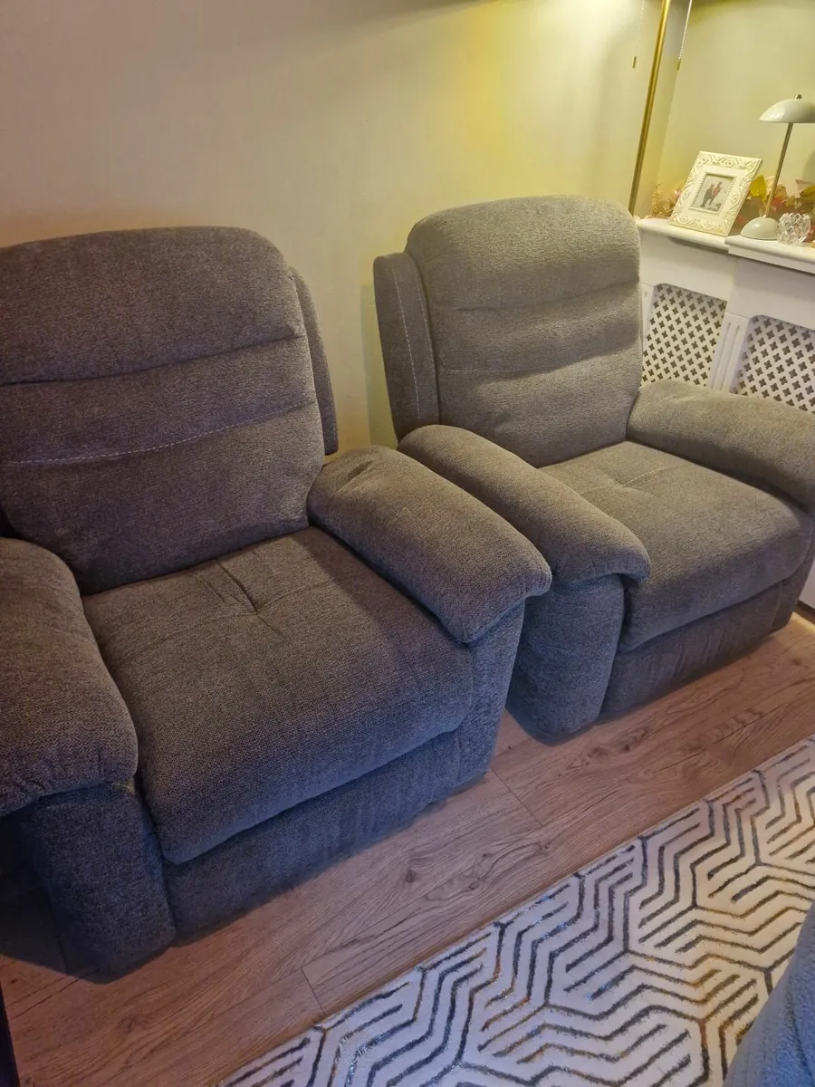 Recliner chairs - Image 1