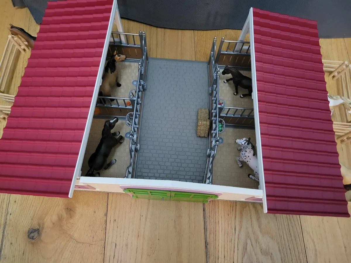 Schleich Pony Club Stable set - Image 3