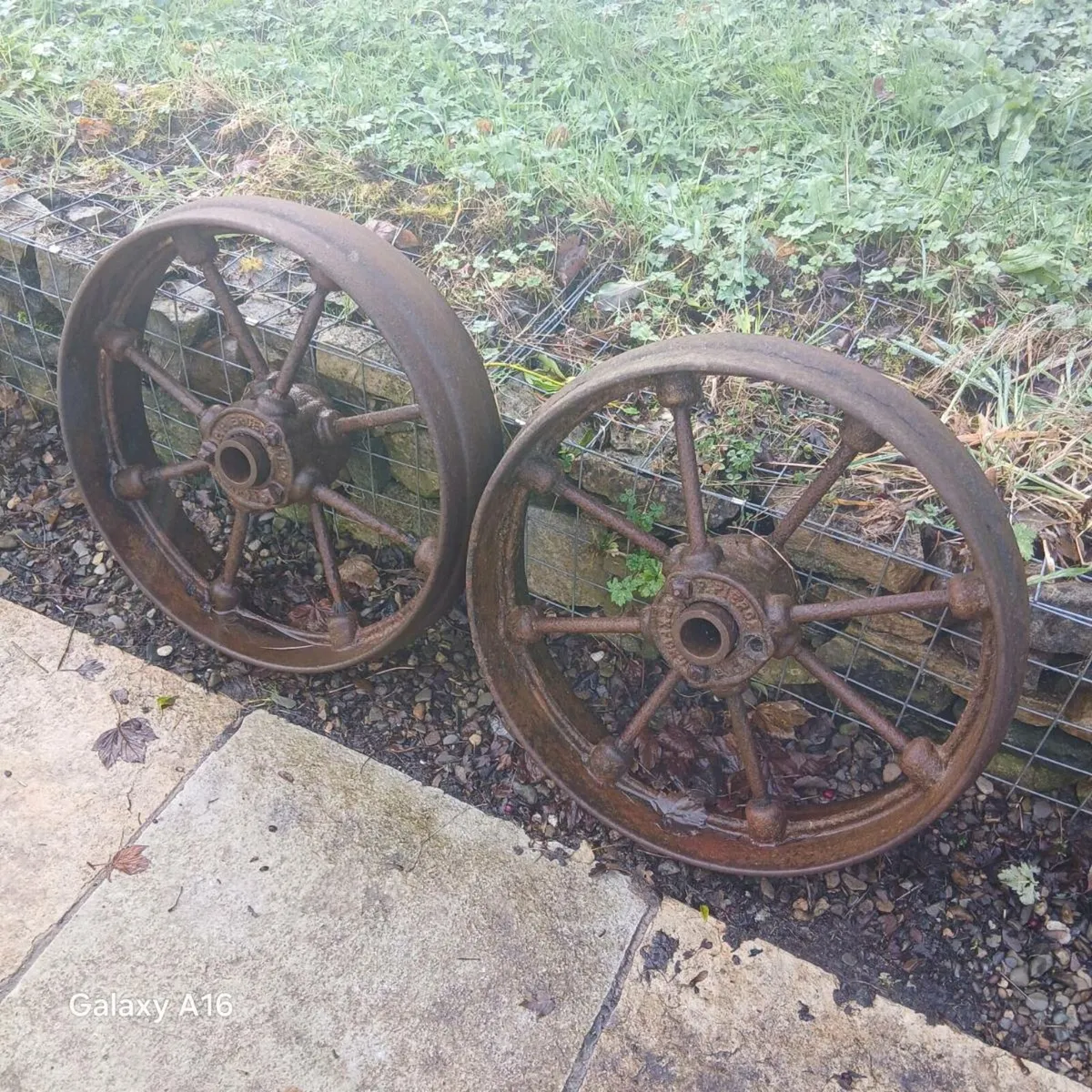 Cast iron wheels - Image 1
