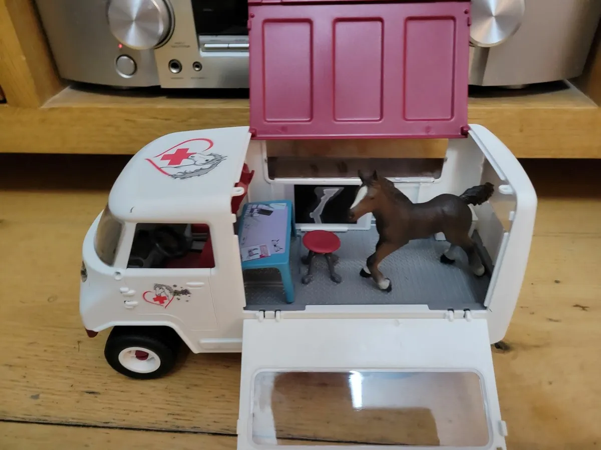 Schleich pony club vet van - Image 2