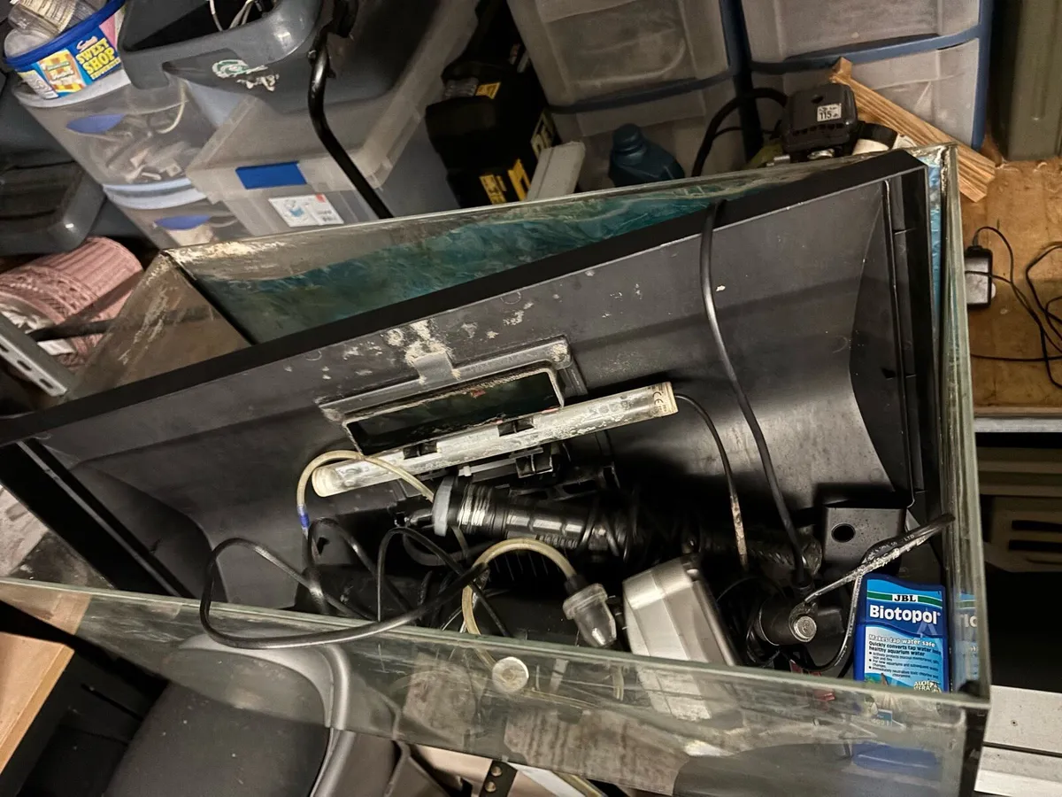 Aquarium and various items - Image 1