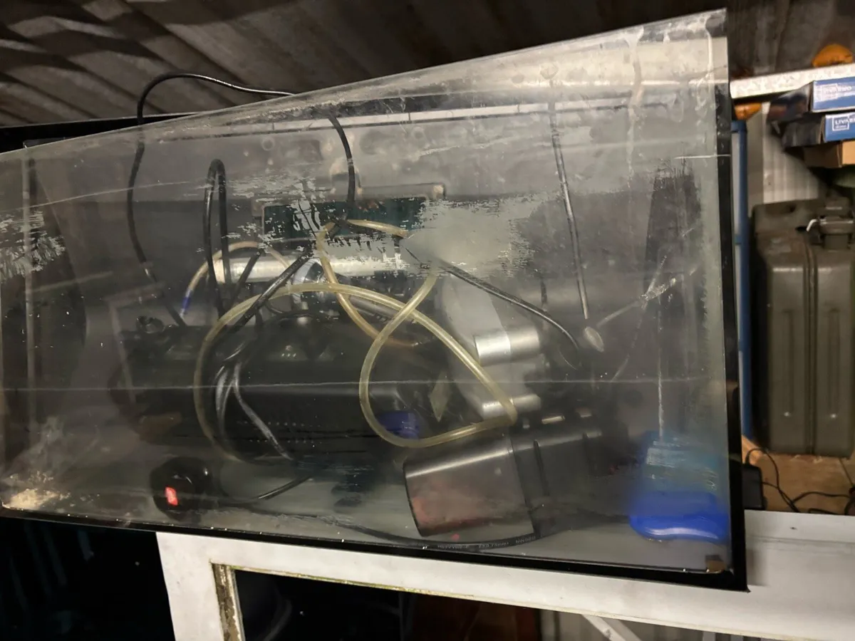 Aquarium and various items - Image 2