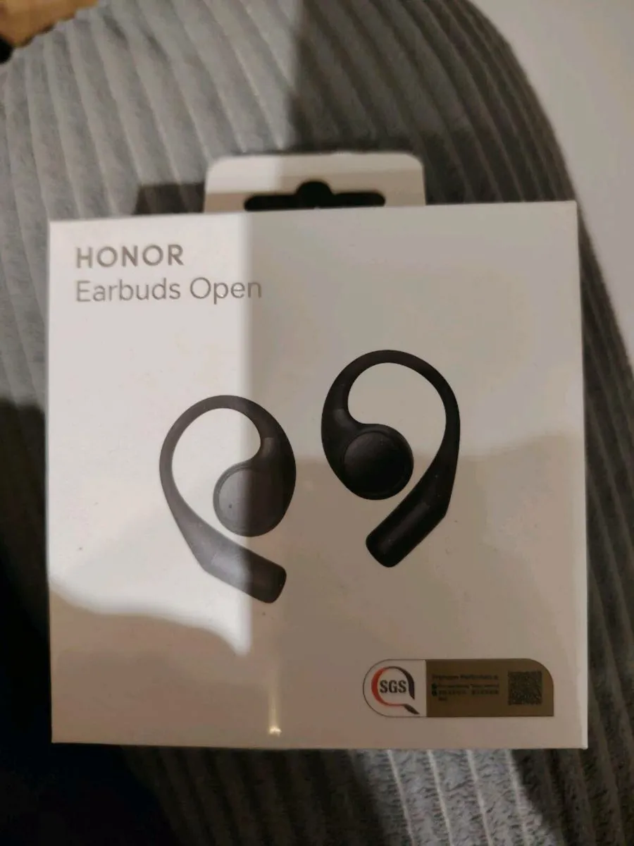 Honor earbuds open - Image 1