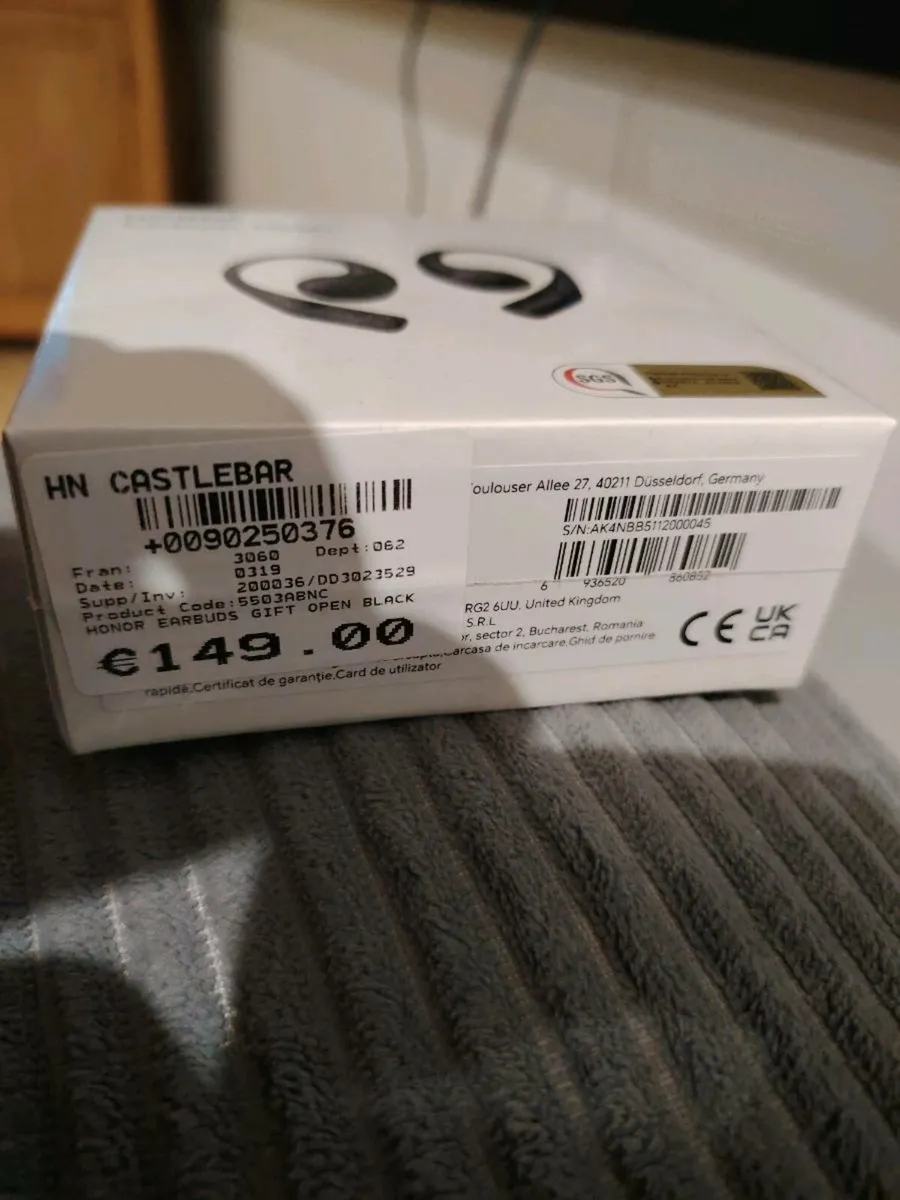 Honor earbuds open - Image 2