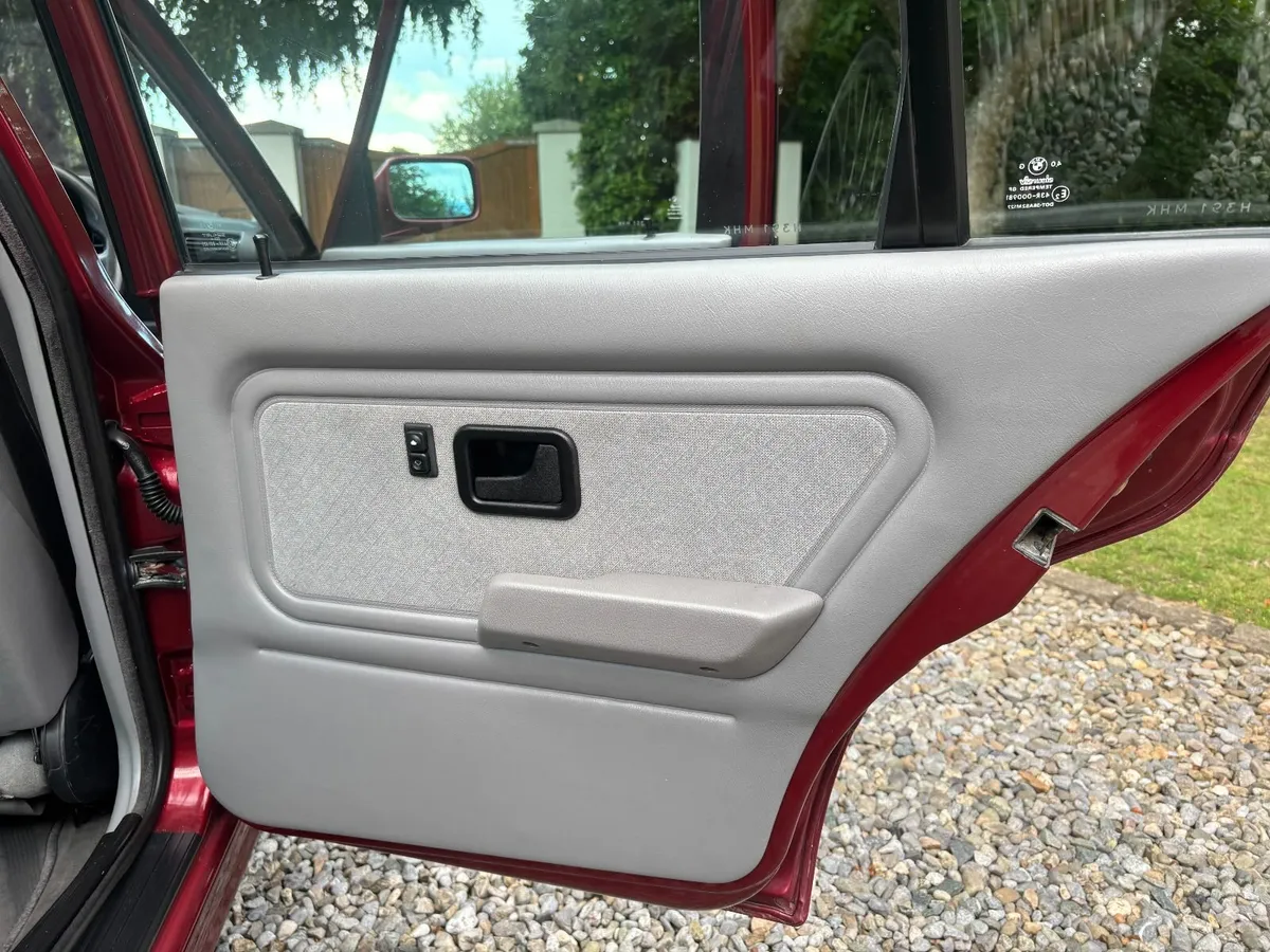 BMW 3-Series 1991 - Image 2