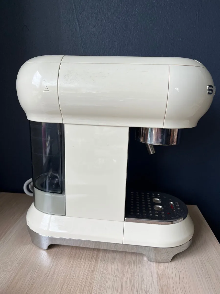 SMEG 1950s style coffee machine Model ECF01 - Image 2