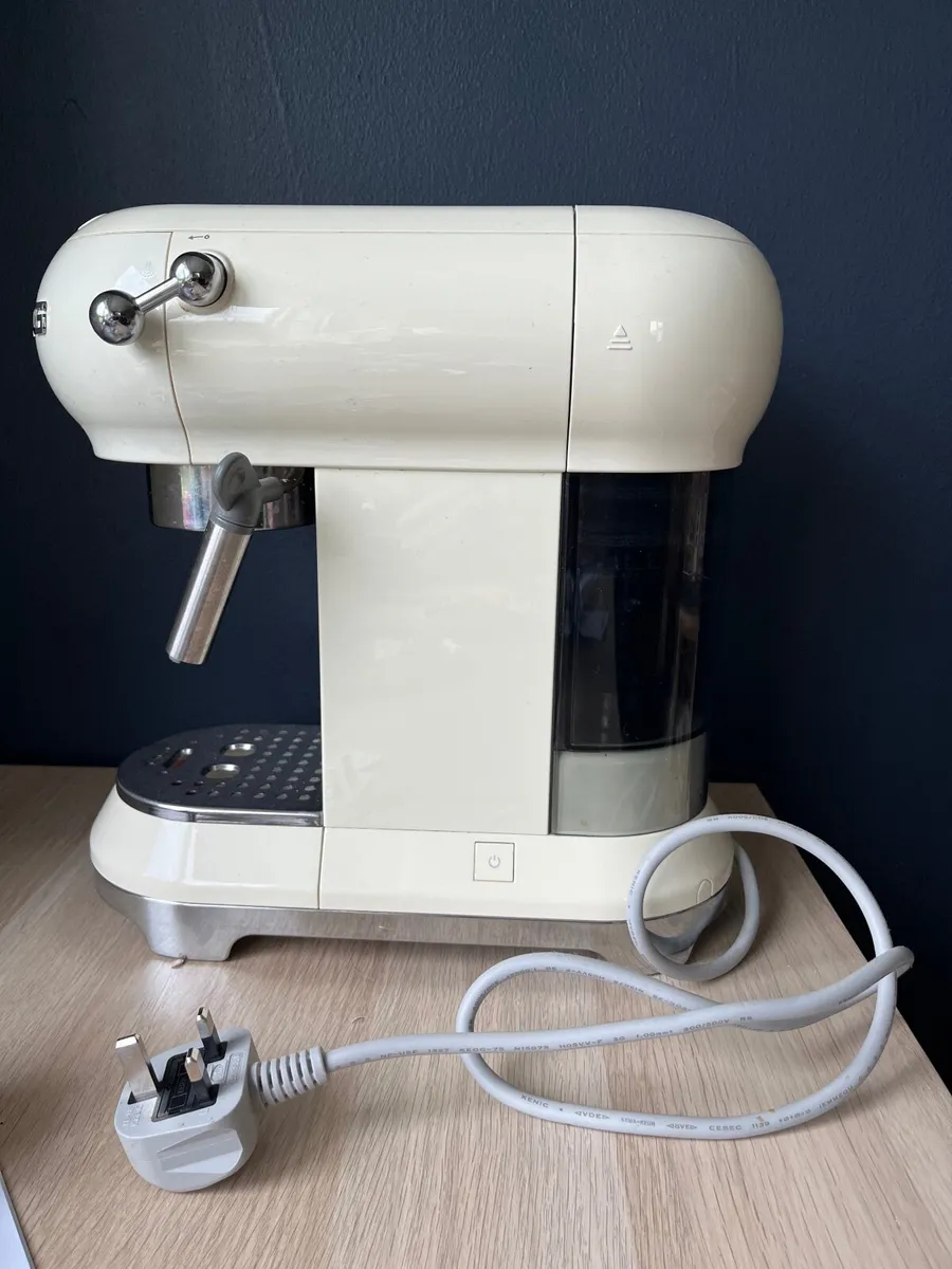 SMEG 1950s style coffee machine Model ECF01 - Image 4
