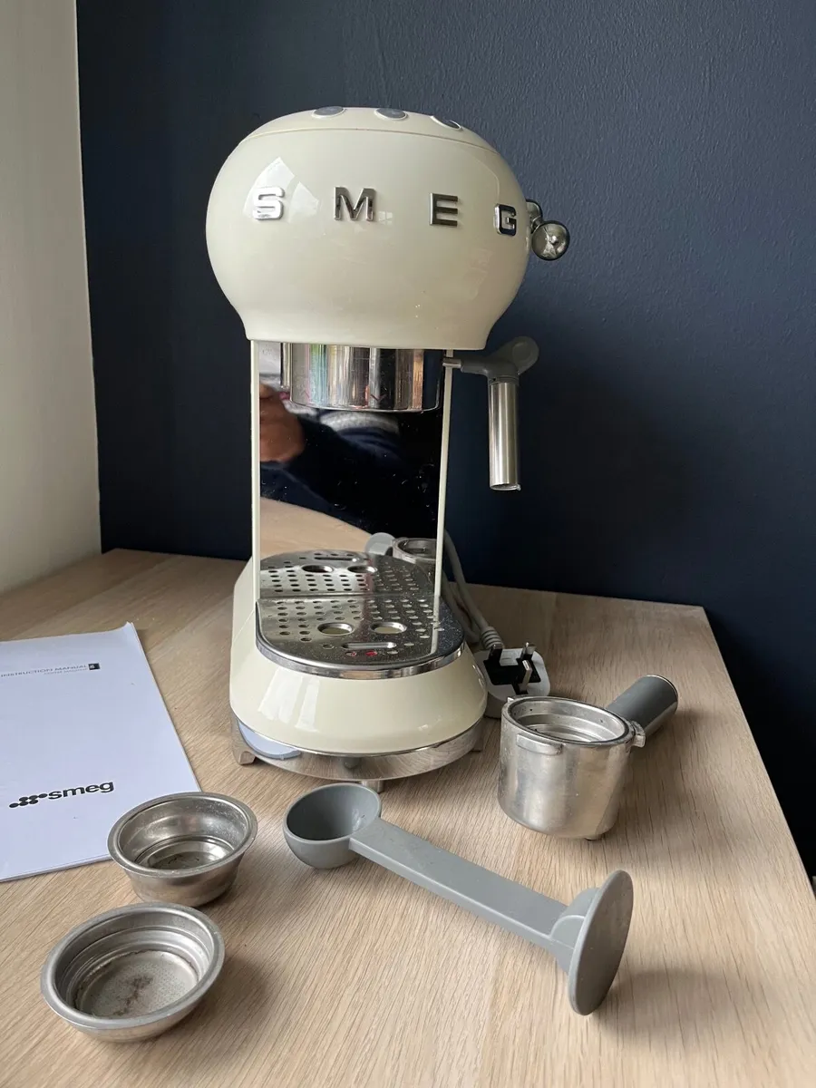 SMEG 1950s style coffee machine Model ECF01 - Image 1