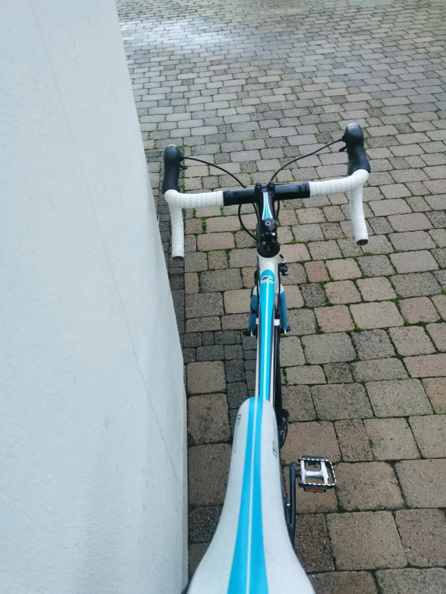 Carrera virtuoso Road bike. - Image 4