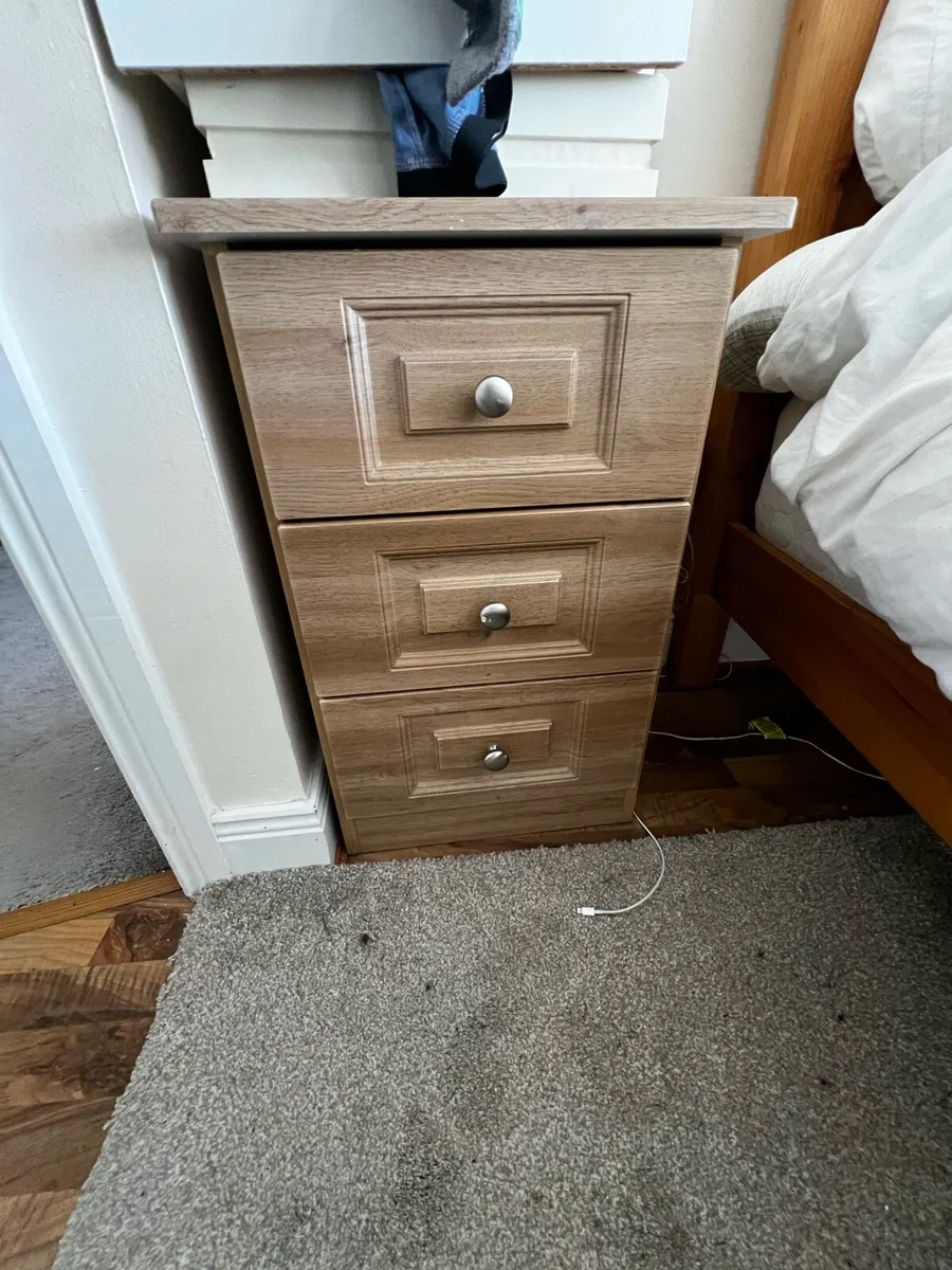 3 drawer Oak bedside Cabinet - Image 3