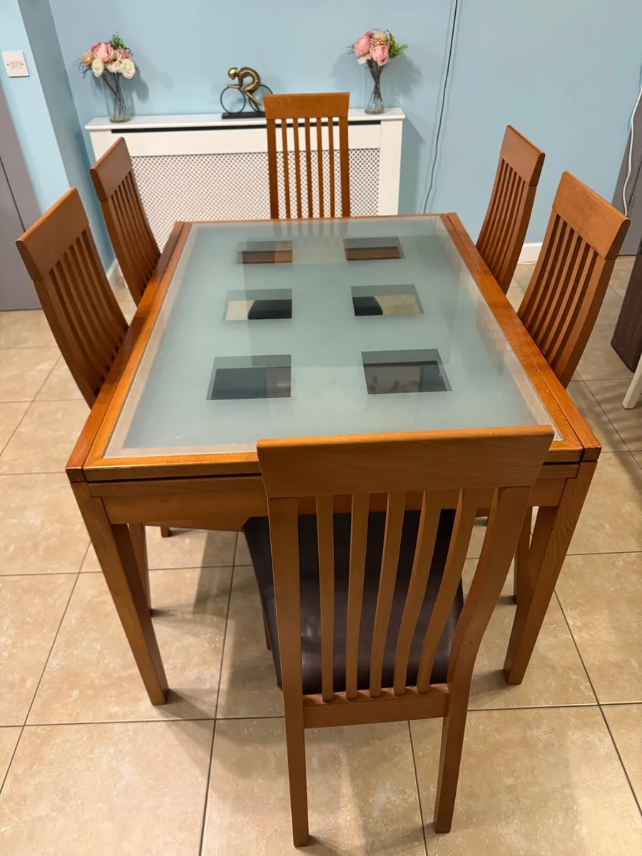 Extendable Dining Table with 6 chairs - Image 1