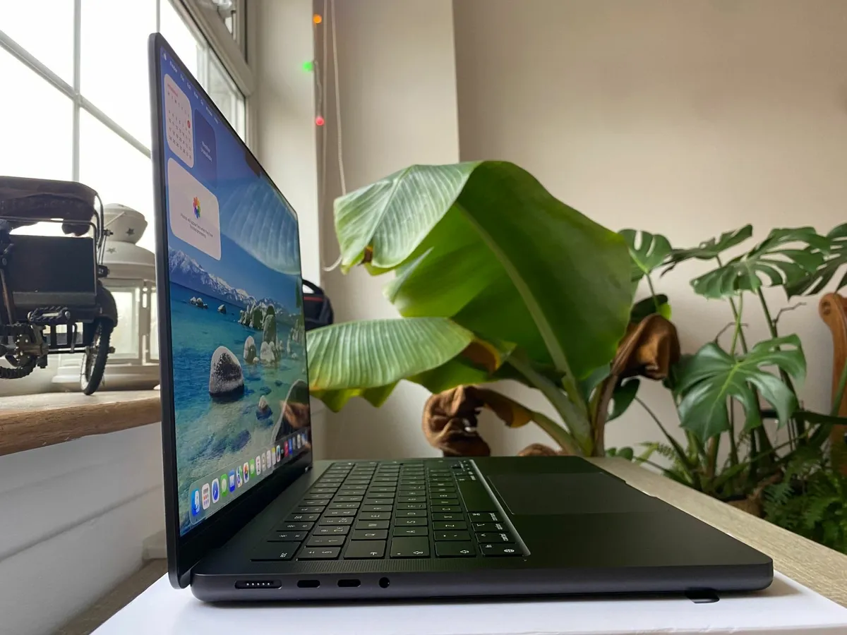 Apple MacBook Pro 14" 2024 M4 | 16GB | 512GB - Image 4