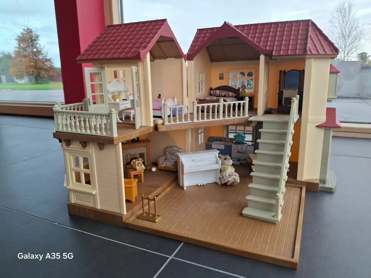 Sylvanian Families Red Roof Country Home - Image 2
