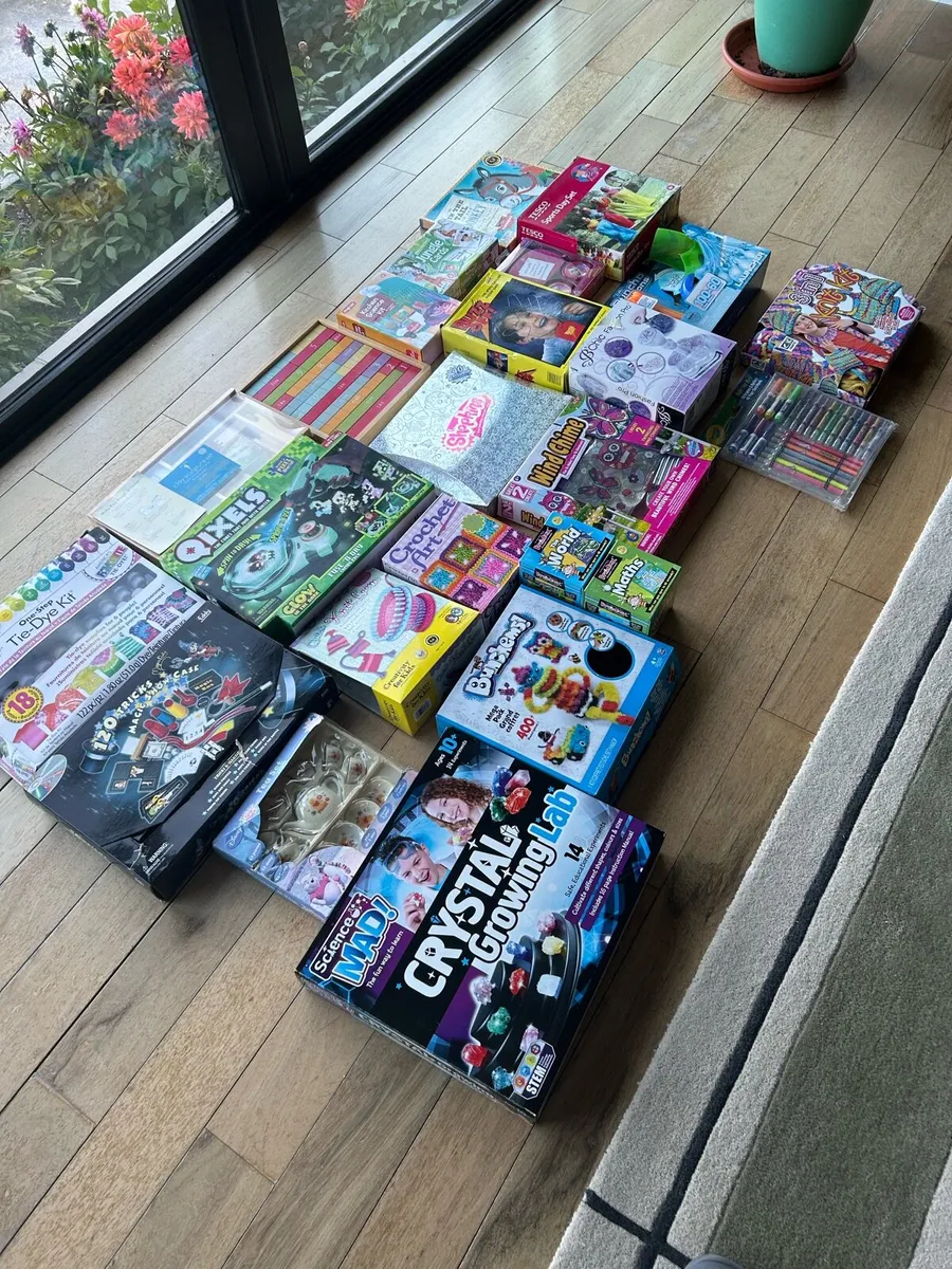 Arts and crafts and board games - Image 1