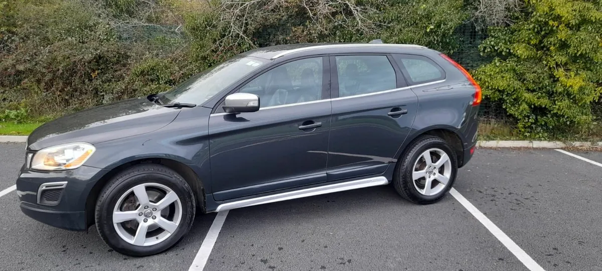 Volvo XC60 R-DESIGN, Low mileage, Good Spec - Image 2