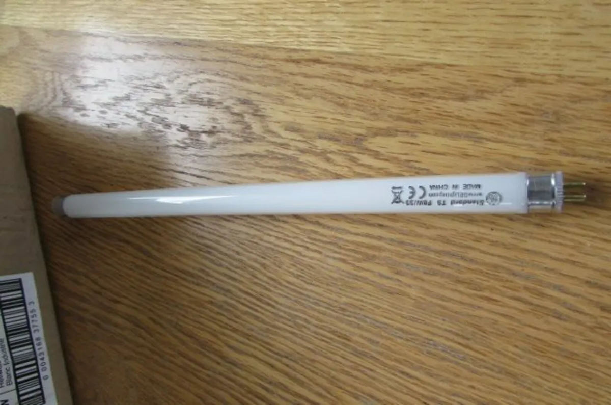 8 W Fluorescent Lamps x 18 for Sale - Image 1