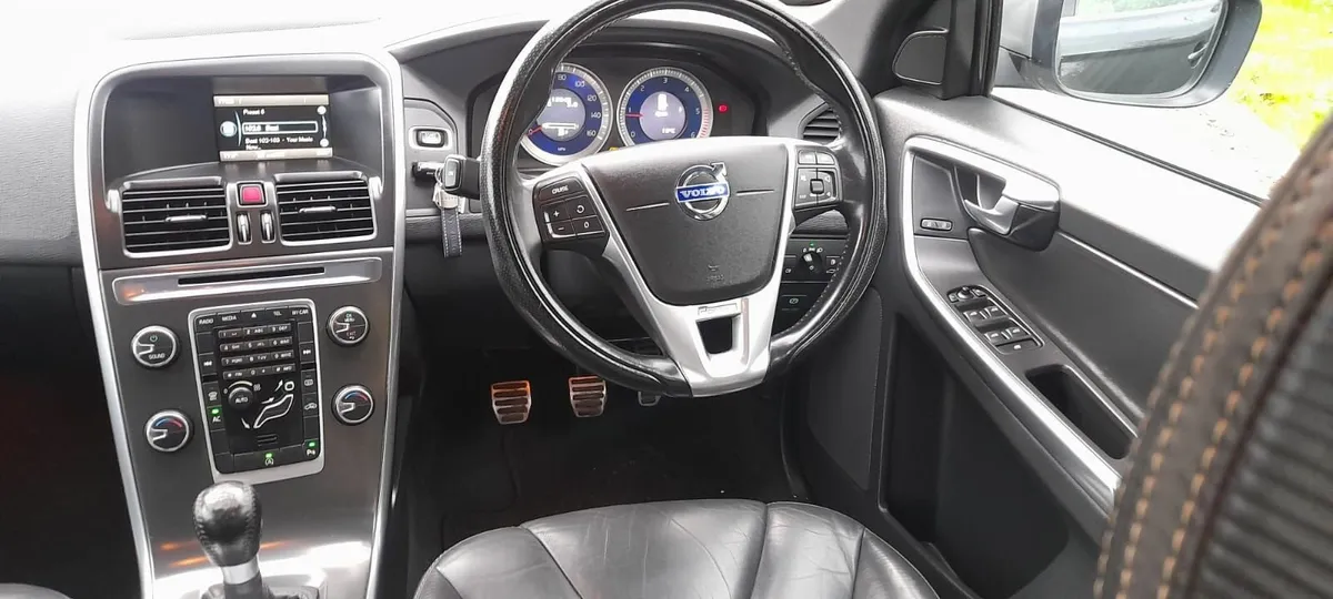 Volvo XC60 R-DESIGN, Low mileage, Good Spec - Image 3