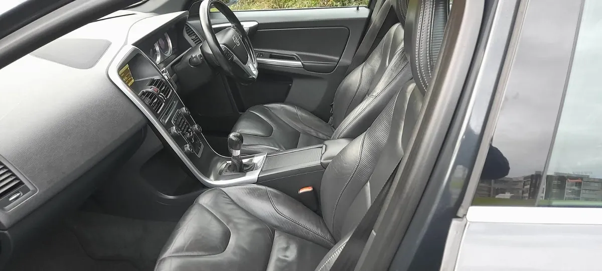 Volvo XC60 R-DESIGN, Low mileage, Good Spec - Image 4