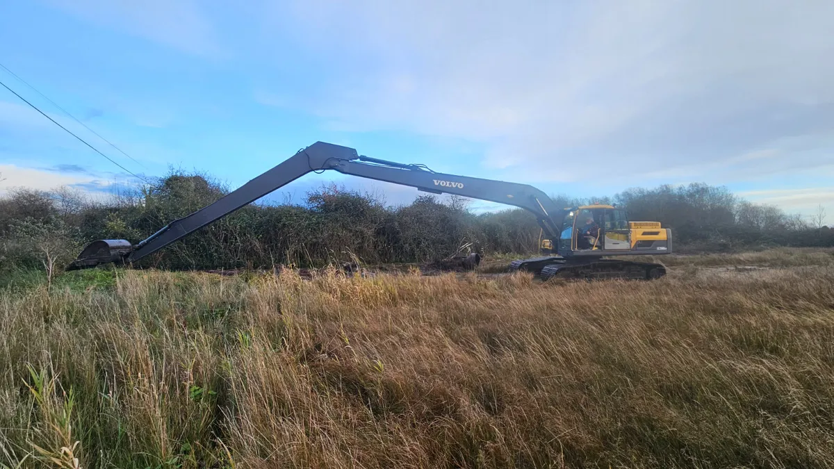 Volvo EC250 18m long reach - Image 1