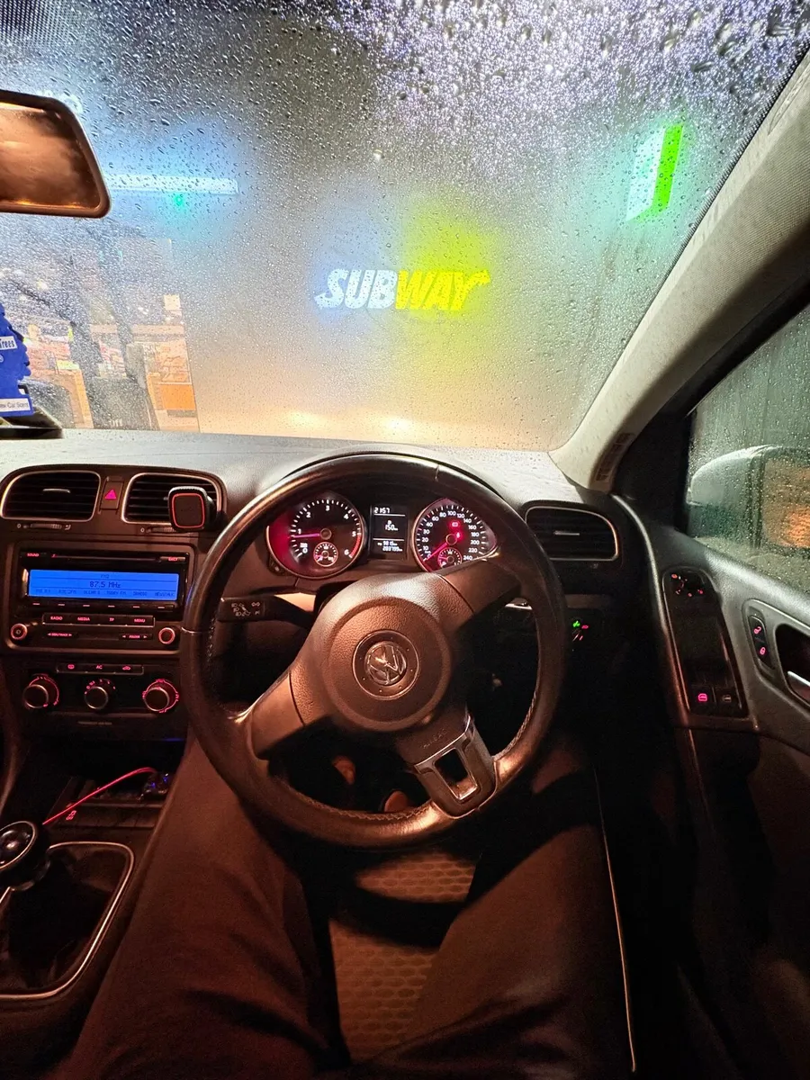 Volkswagen Golf 2011 - Image 2