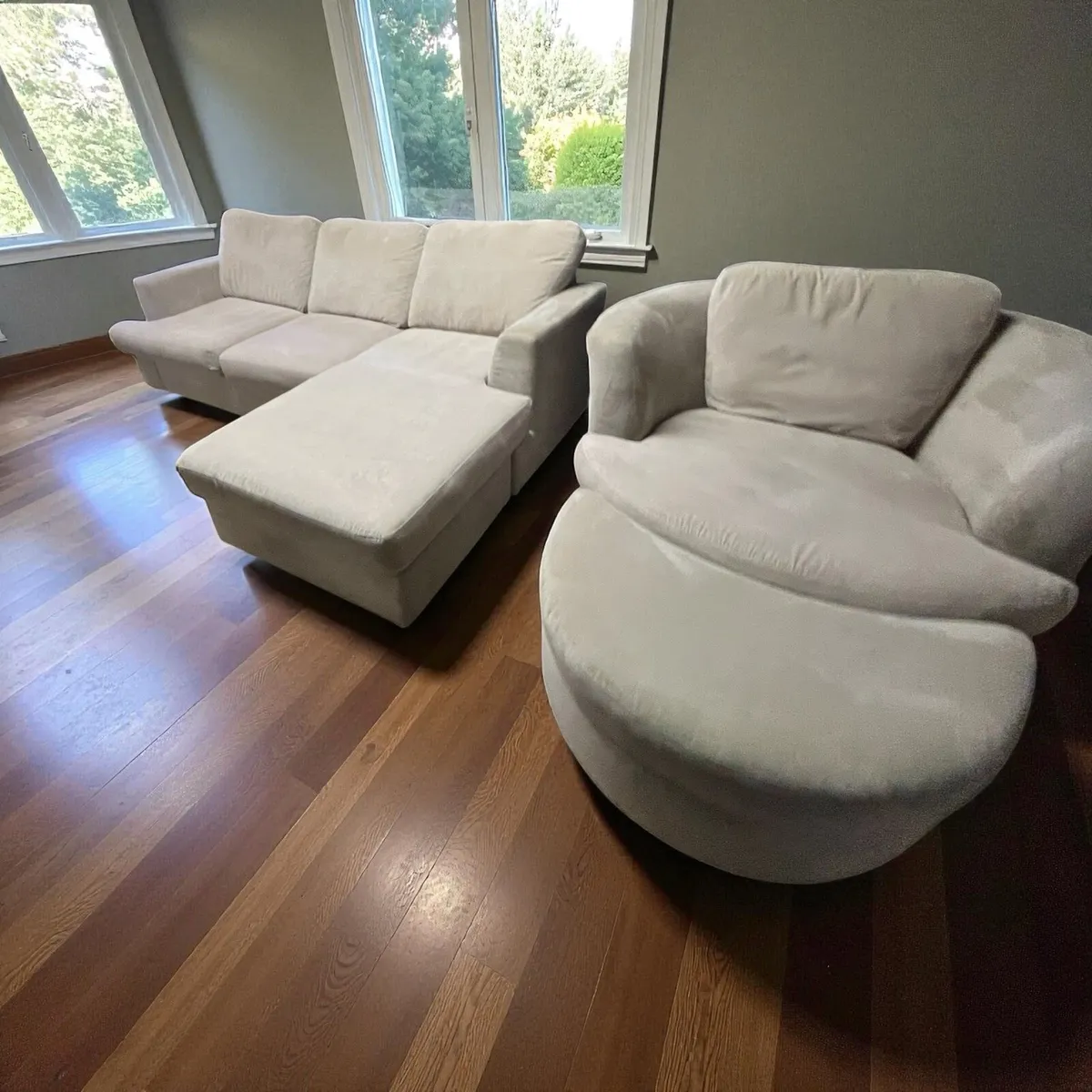 Grey corner with matching chair - Image 1