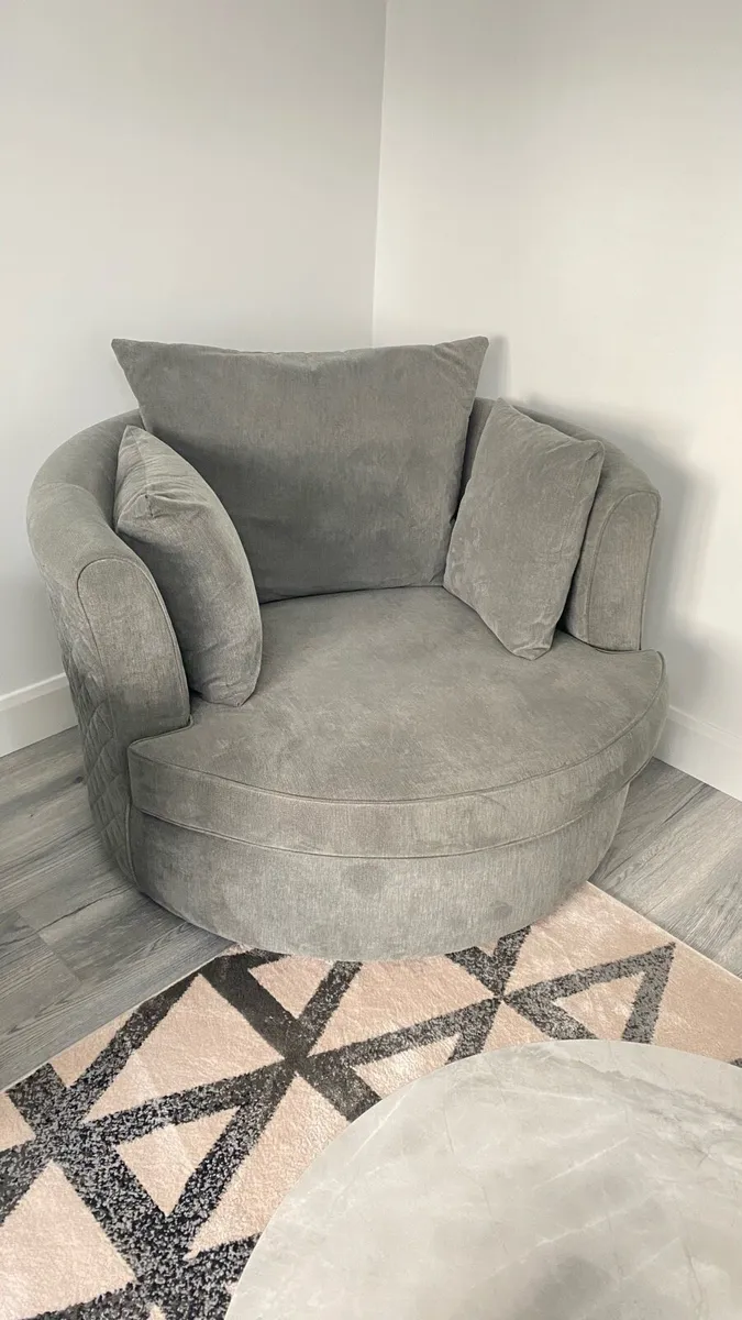 Swing chair very very good condition - Image 3