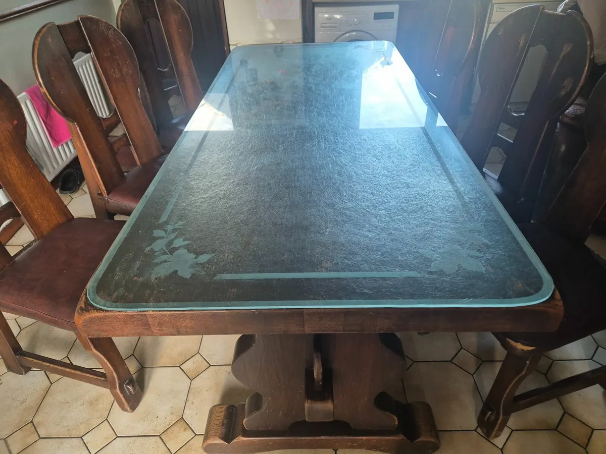 Table and chairs - Image 1