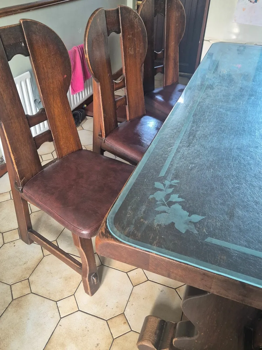 Table and chairs - Image 2