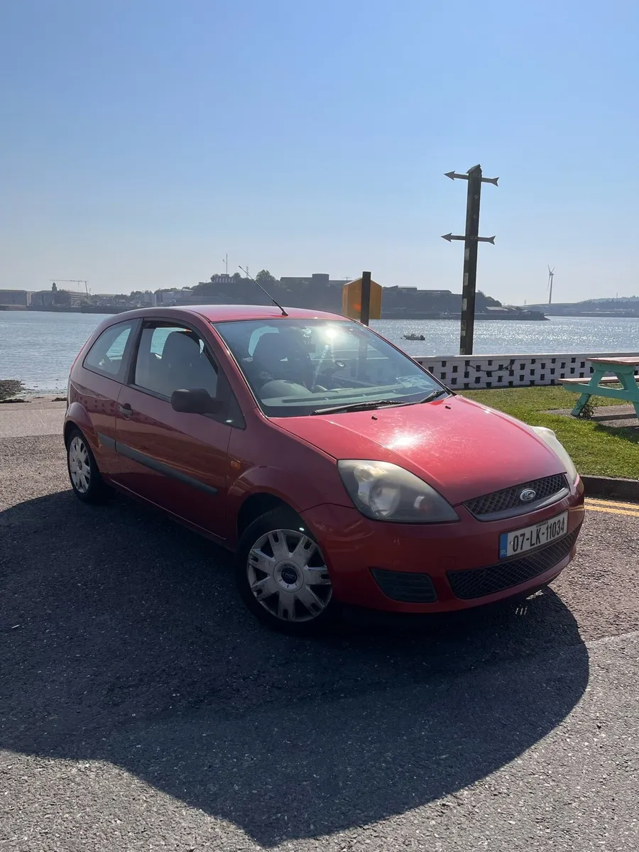 Red Ford Fiesta 2007 - Image 2