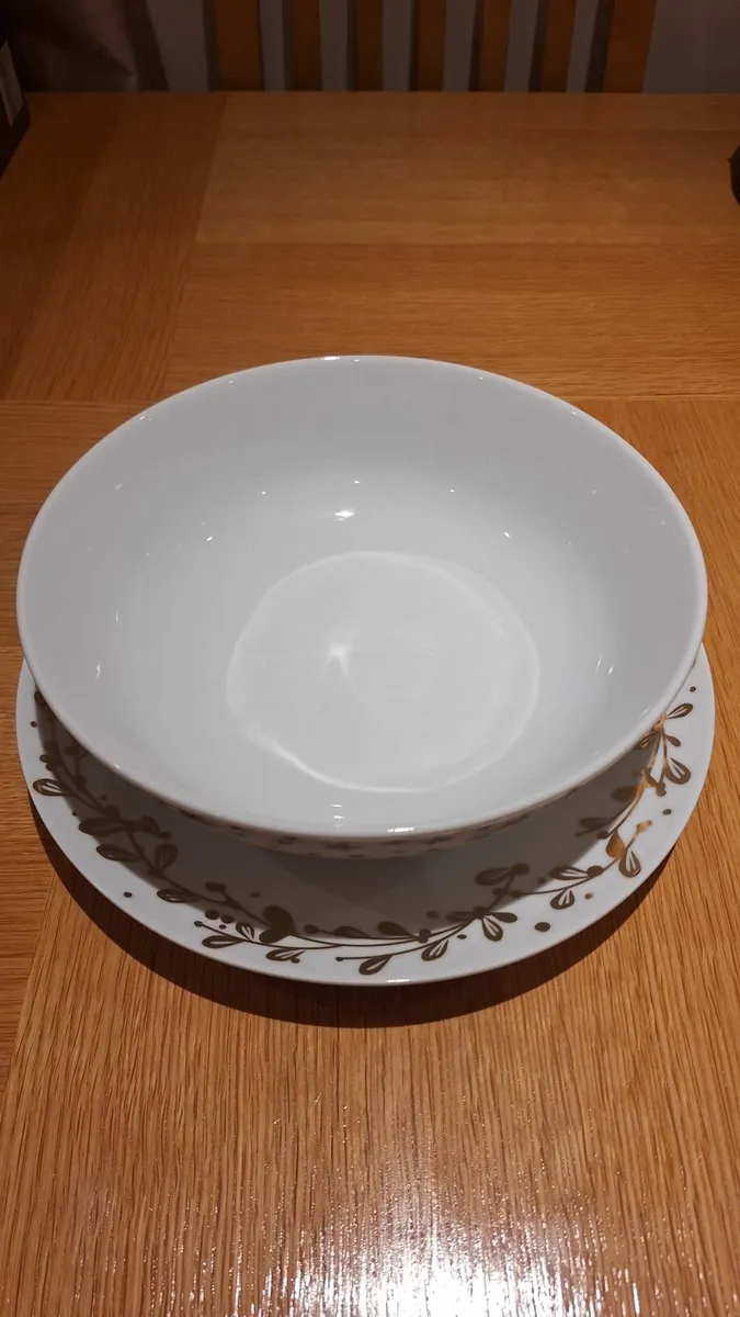 Gold and white large Christmas bowl & plate set - Image 3