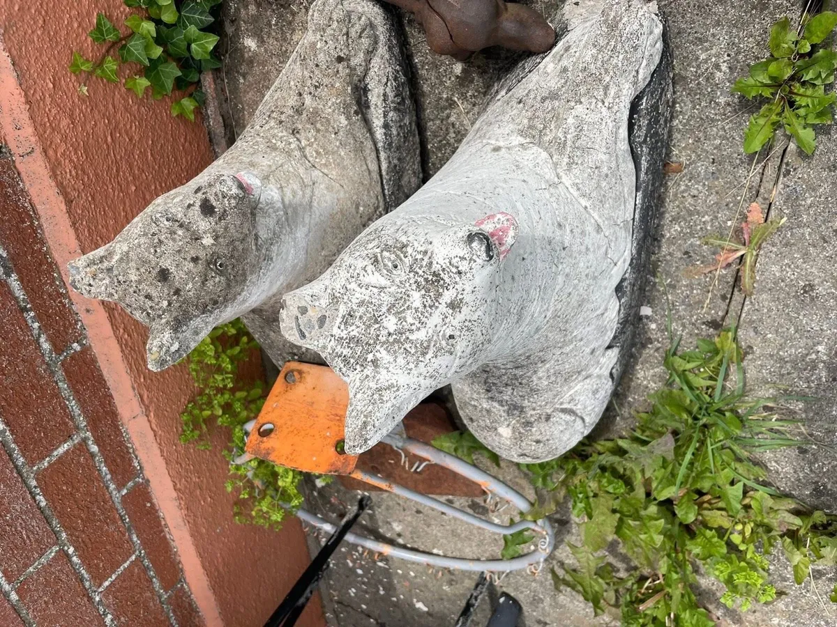 Pillar statues dog statues €15 each - Image 4