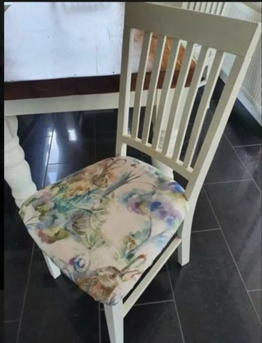 Kitchen Table and Chairs - Image 2