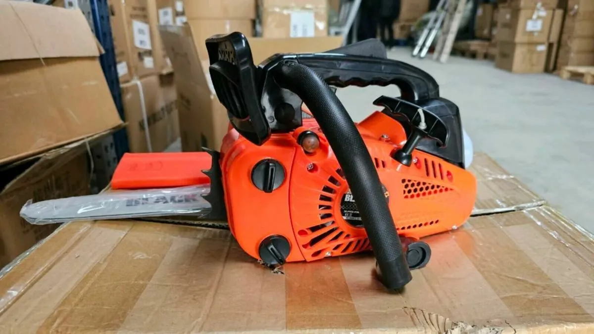 Chainsaw 52cc new never used - Image 1