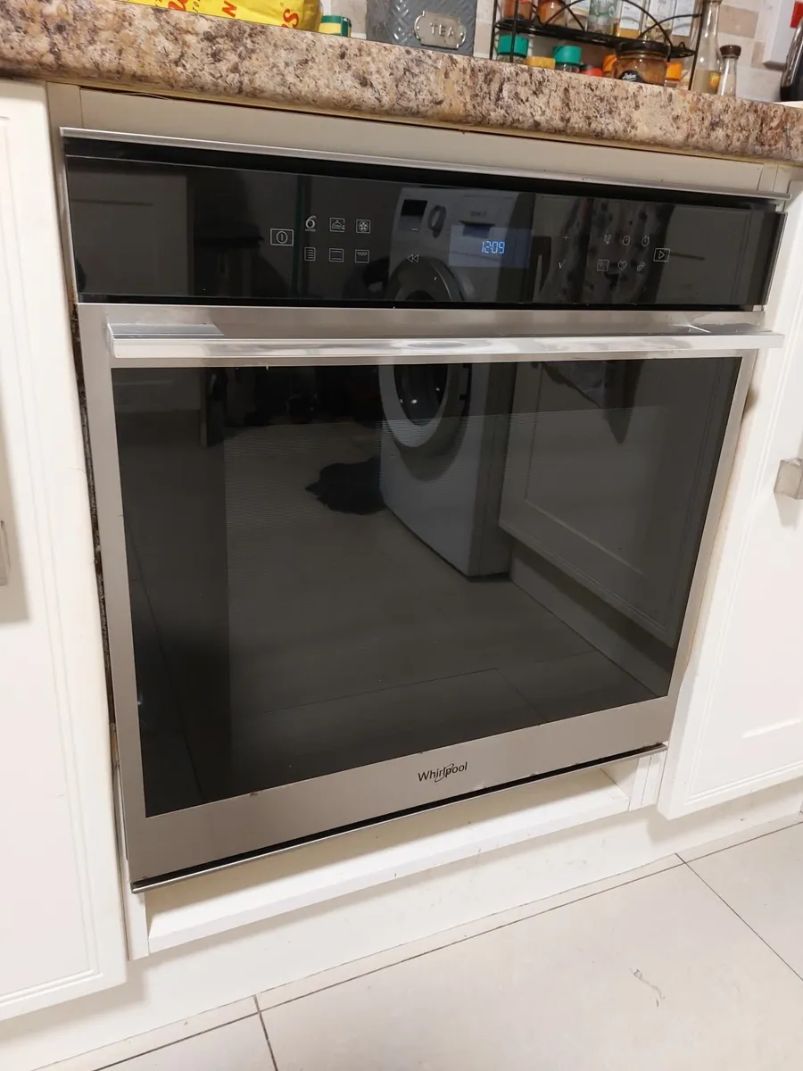 Whirlpool single oven - Image 1