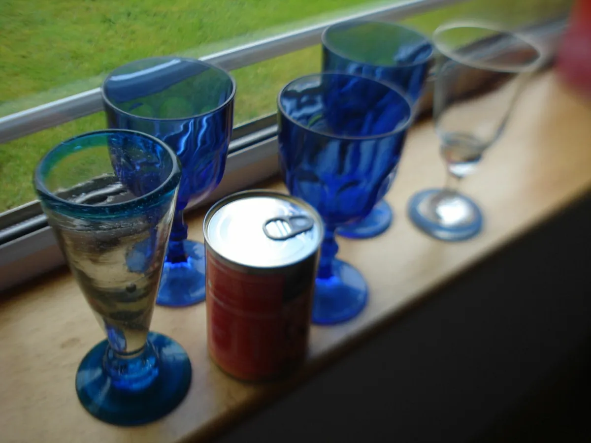 5 PURPLE HEAVY GLASS GOBLETS/WINE GLASSES. - Image 1