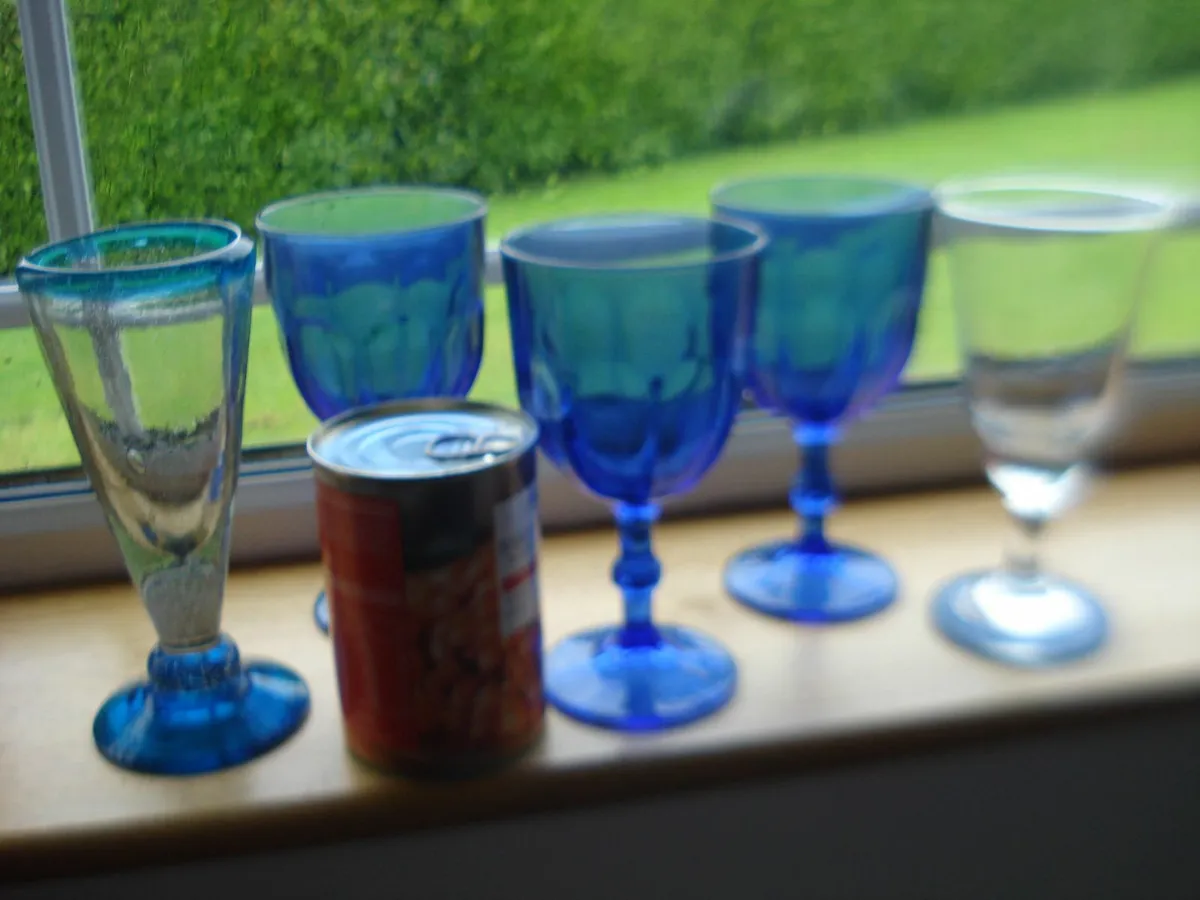 5 PURPLE HEAVY GLASS GOBLETS/WINE GLASSES. - Image 2