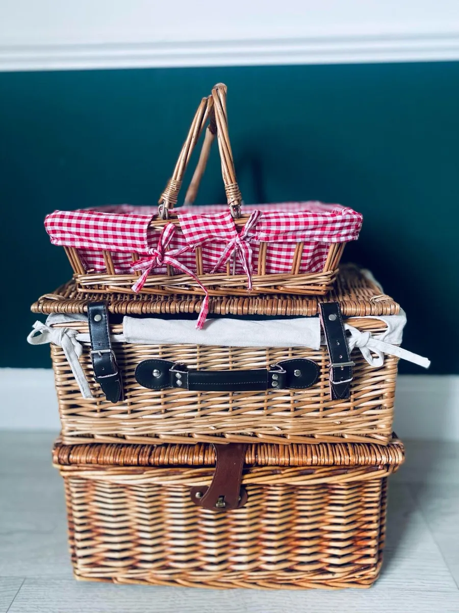 3 Picnic baskets / Christmas gift hampers - wicker - Image 1