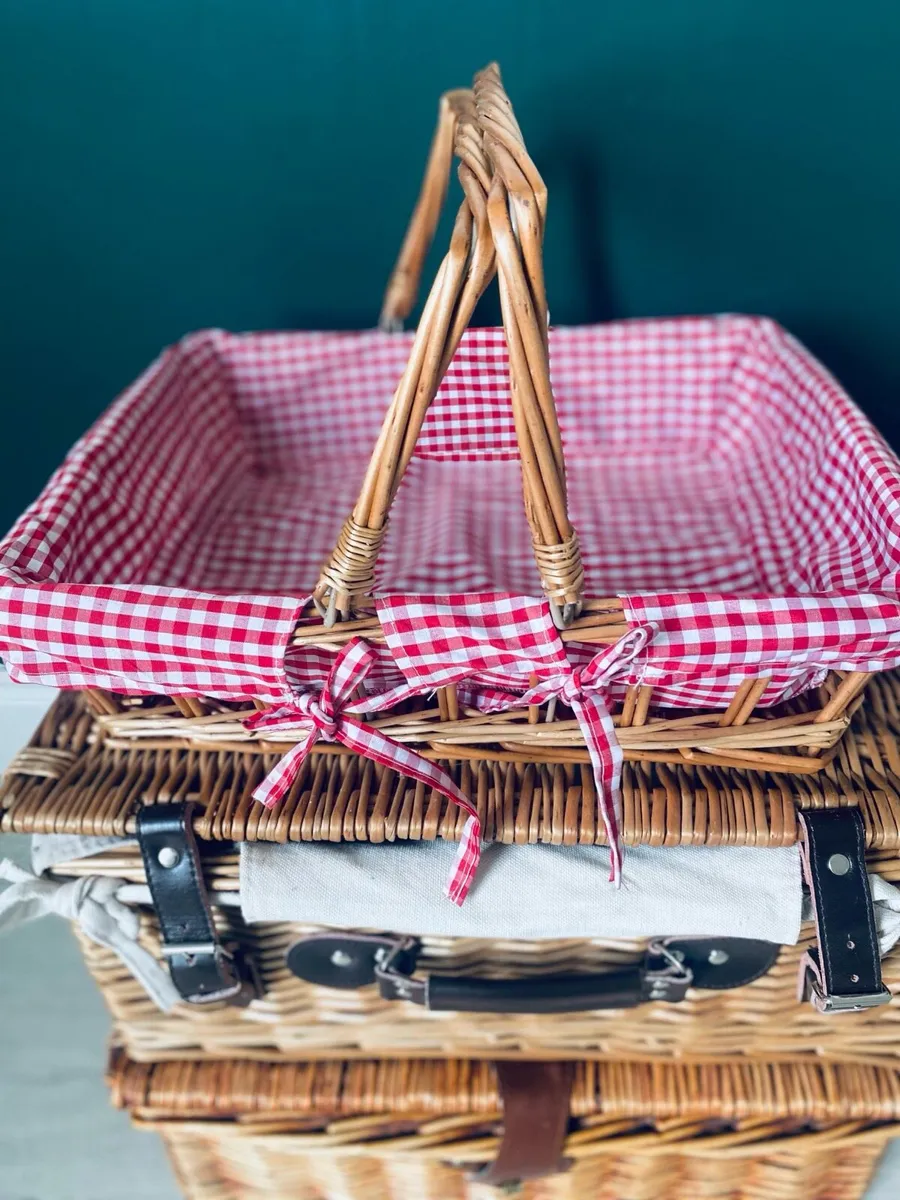 3 Picnic baskets / Christmas gift hampers - wicker - Image 2