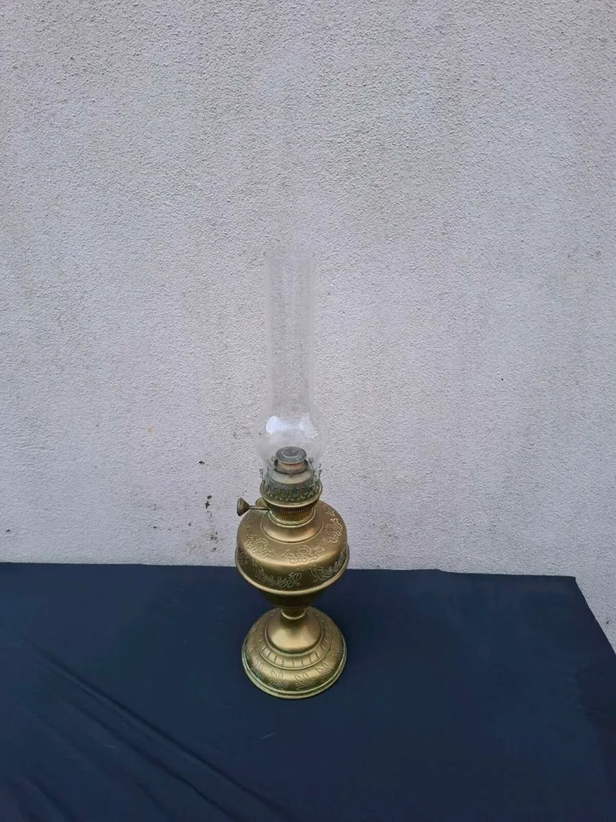 Old brass parafin lamp postage possible - Image 1