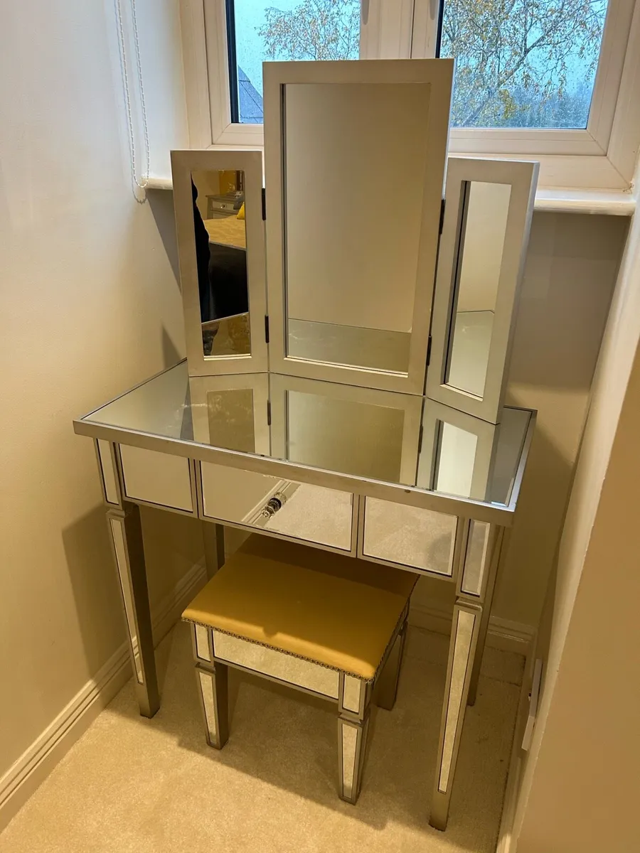 Bedroom set - Image 1